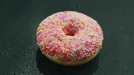 Donut rosado con salpicaduras