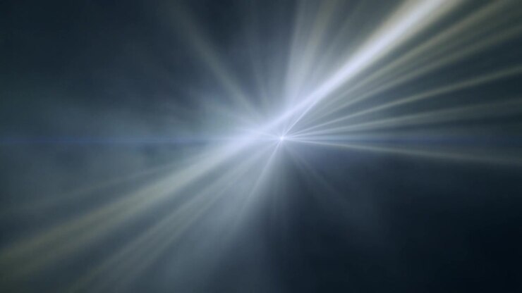 Heldere Lichtstralen Schijnend door een Donkere Mistige Atmosfeer