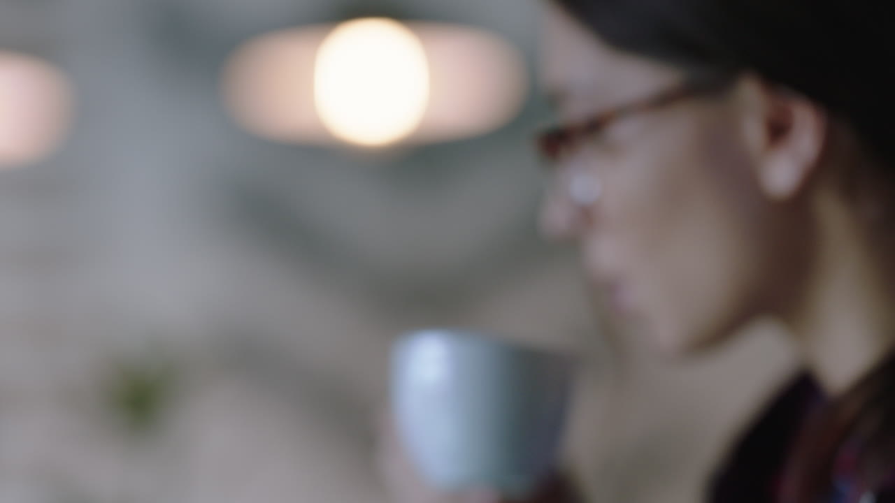 스마트폰을 사용하는 아름다운 백인 여성 문자 메시지를 입력하는 이메일 메시지를 온라인에서 일하는 소셜 미디어에서 비즈니스 아이디어를 공유하는 카페에서 휴식을 취하는 커피를 마시는