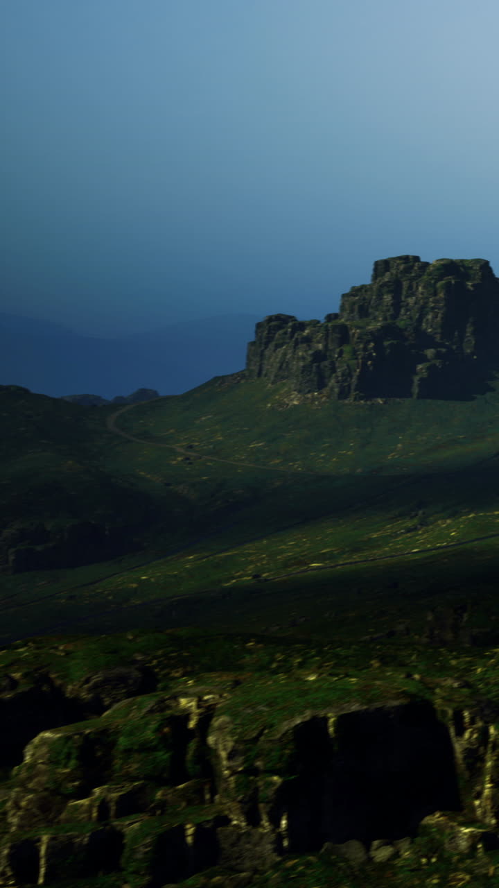 Montagne e colline sotto un cielo azzurro all'alba in un ambiente naturale.