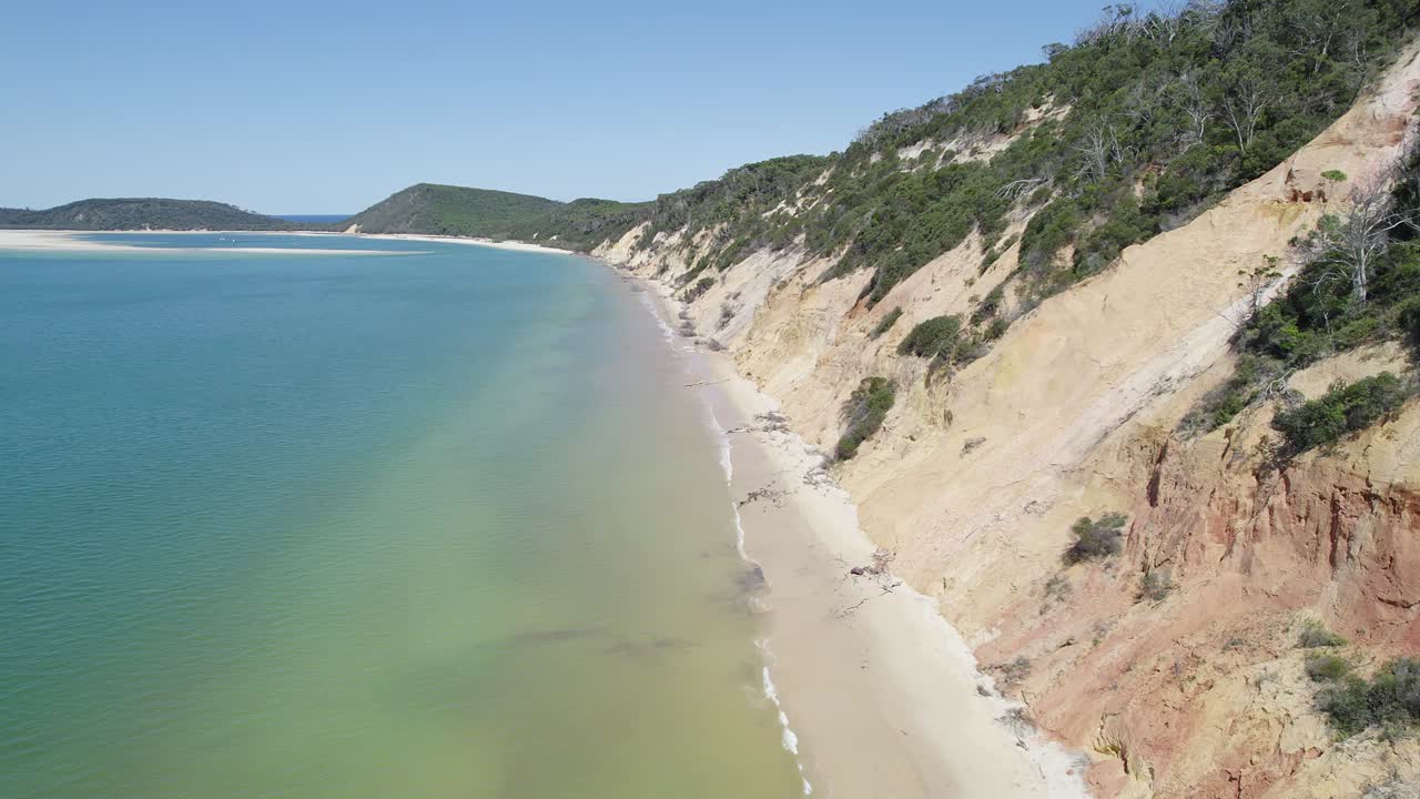 volando por los acantilados de la playa junto al mar en rainbow beach en queensland