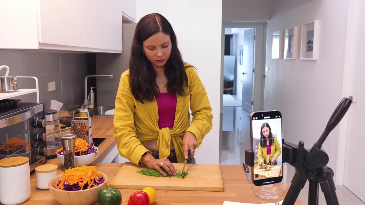mujer cocinando una ensalada saludable en línea
