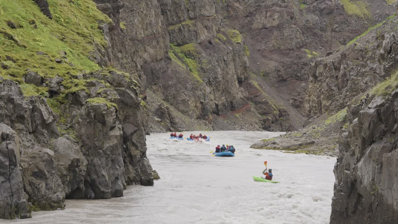 록키 밸리 산 강을 따라 항해하는 보트 그룹, 뒤에서 먼 전망