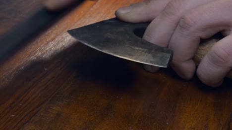 el borde cortado en el pequeño hacha vikinga el hacha se afila usando una piedra afilada
