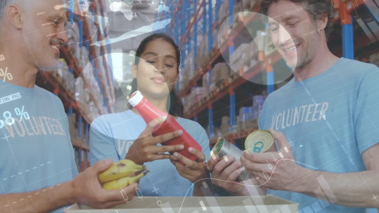 анимация статистики и обработки данных над улыбающимися добровольцами, работающими на складе