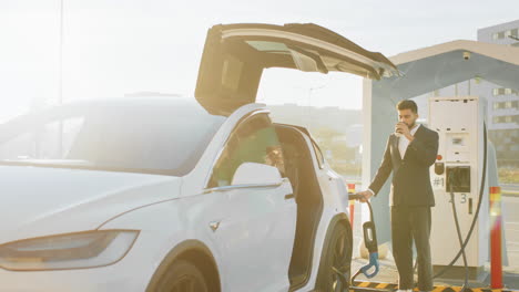 hombre cargando un vehículo eléctrico
