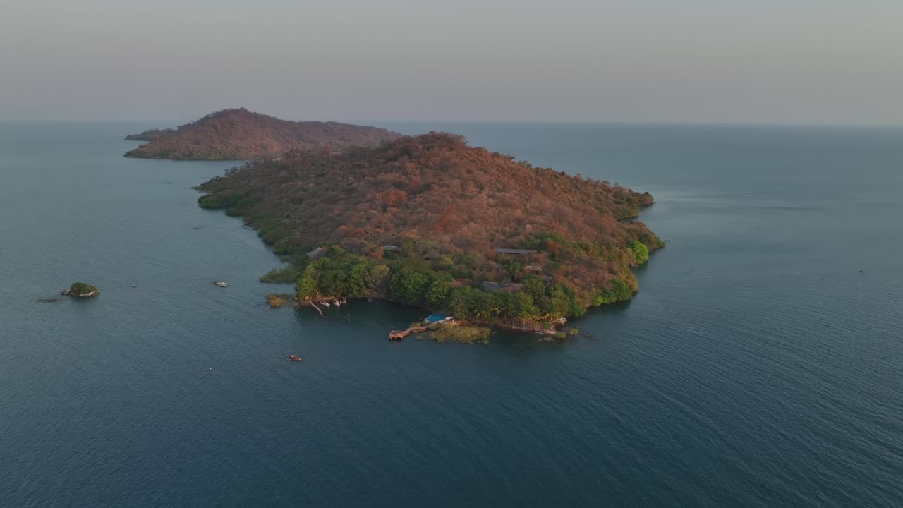 vista aérea de la isla de nankoma, el lago malawi, malawi.