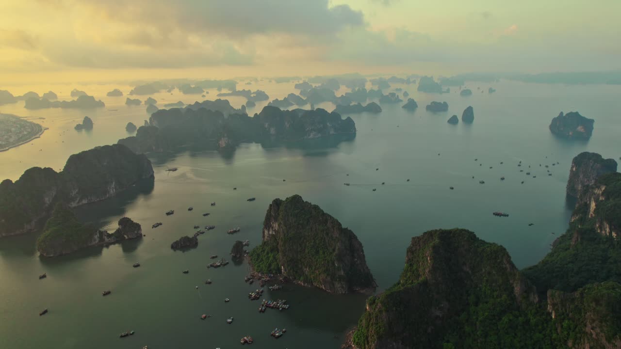 골든 아워에서 하롱 섬의 꾸준한 움직임