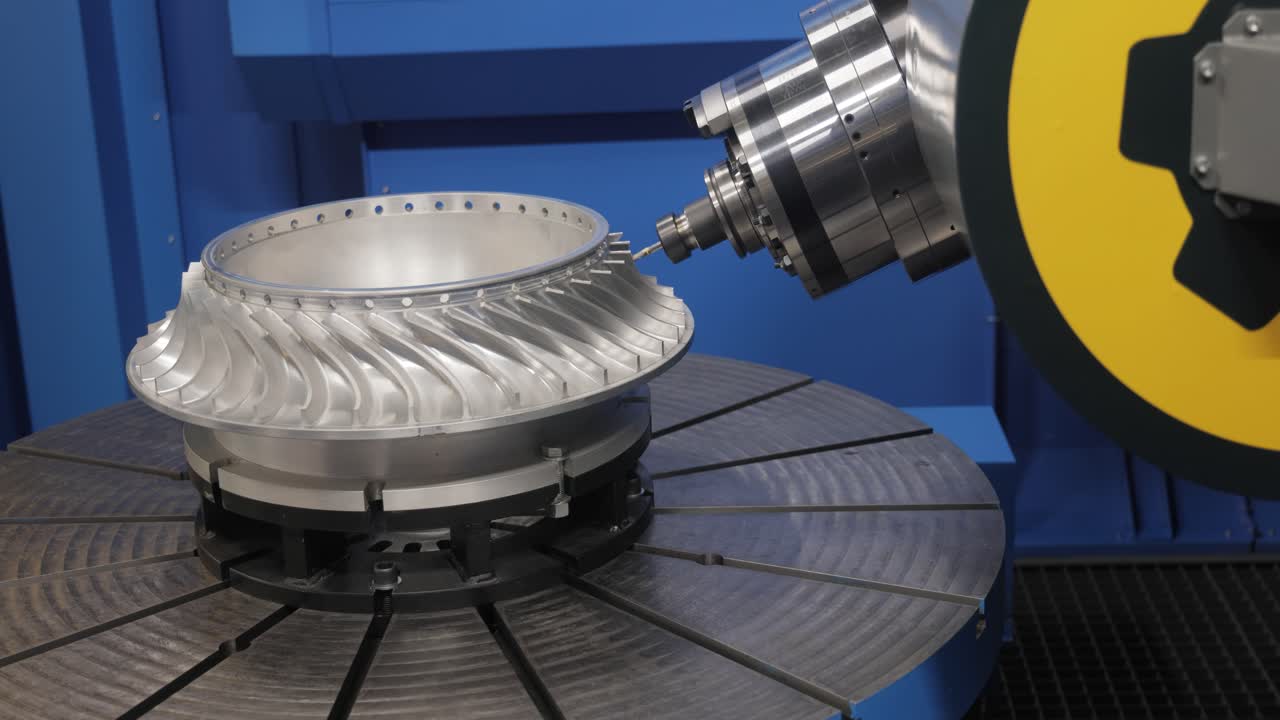 금속 가공 cnc 밀링 기계. 금속 절단 현대 가공 기술.