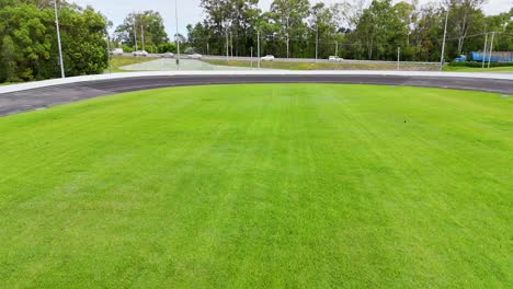 imágenes aéreas de una pista y campo deportivo