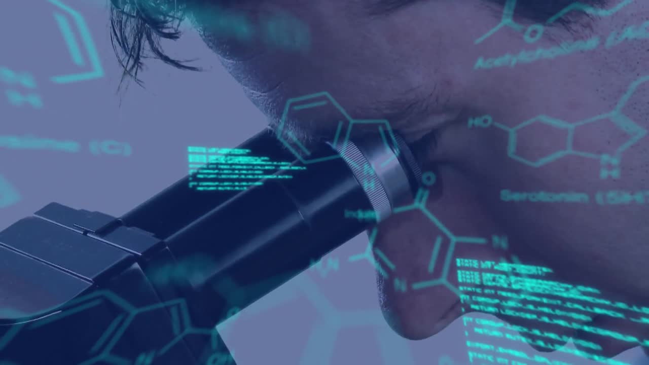 científico usando el microscopio y los datos azules brillantes