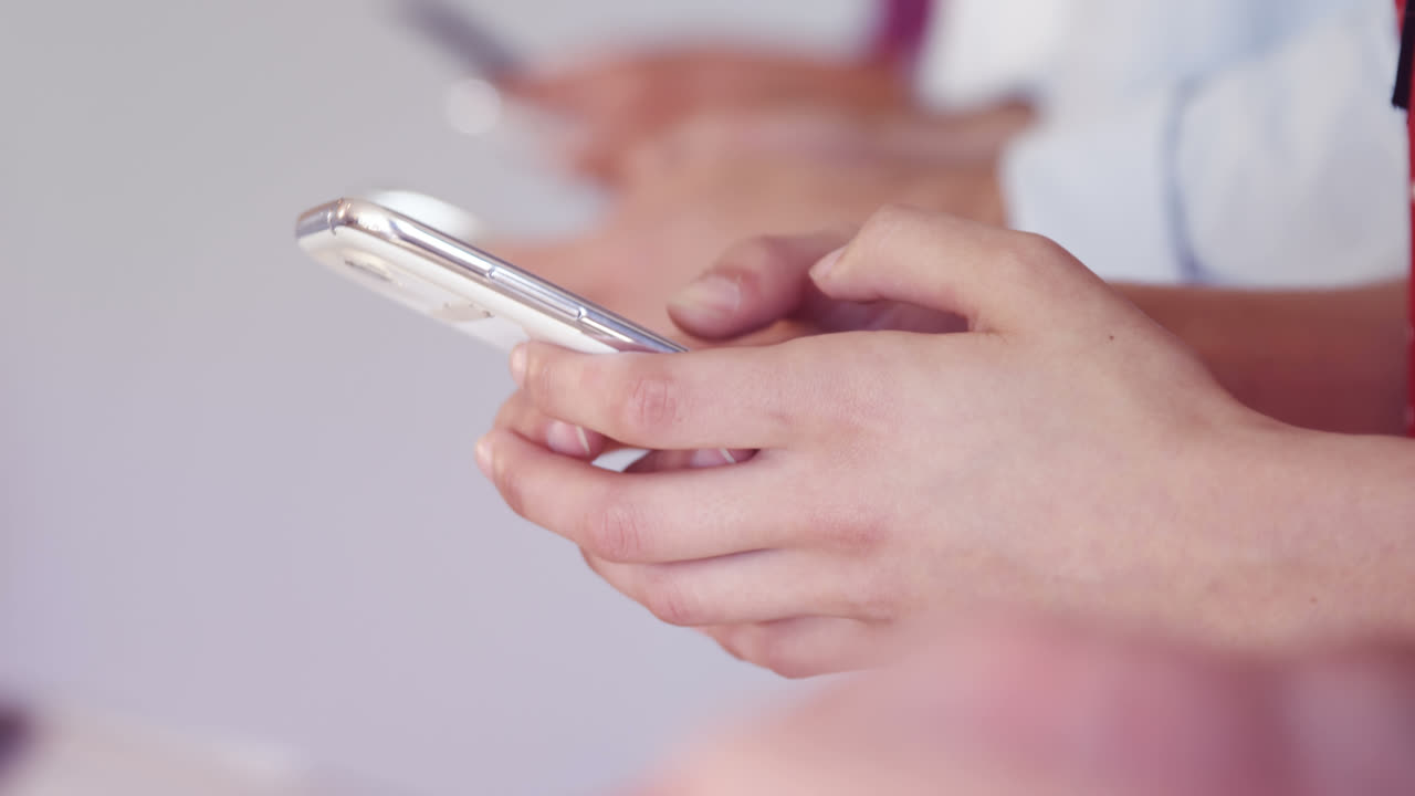 Sezione centrale di dirigenti che usano lo smartphone