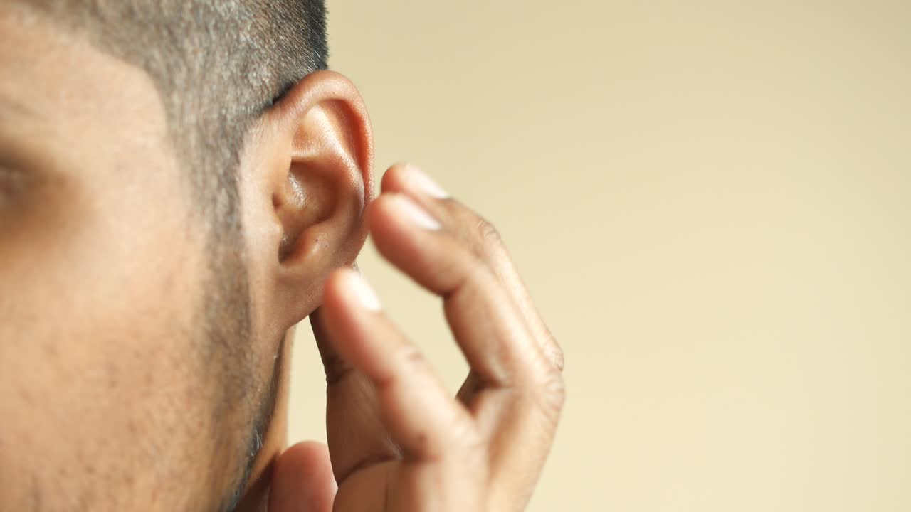 persona que escucha atentamente