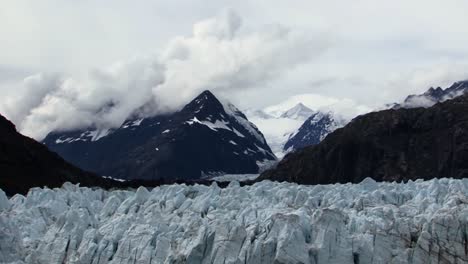 Margerie-Gletscher,-Gezeitengletscher-Im-Glacier-Bay-National-Park-And-Preserve,-Alaska-Und-Mt-Fairweather-Range-Im-Hintergrund