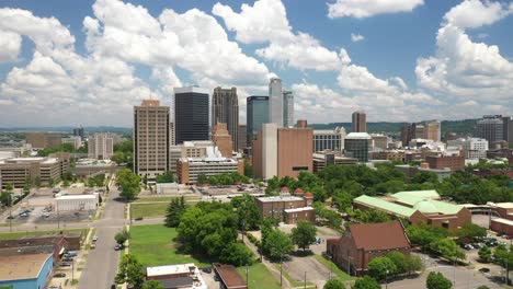 birmingham, horizonte de alabama con video de drones moviéndose