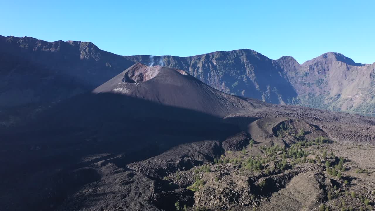cierre en el cono del cráter del volcán activo monte rinjani en indonesia, nusa tenggara, muñeca aérea en tiro