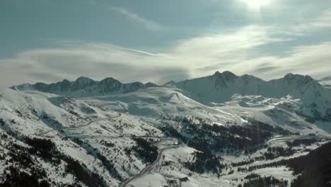 安多拉皮雷尼山脈滑雪場,冬季 4k 空中風景