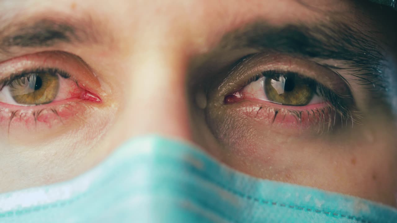 uomo che piange con un'espressione triste