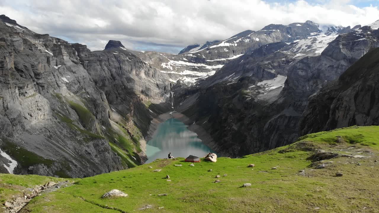 Villitelttailu Limmerenseen järvellä Sveitsin Alpeilla, Sveitsin luonto, ulkoilun matkakohde