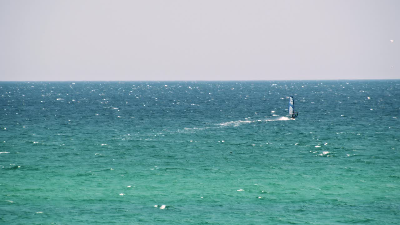 윈드서퍼는 르키즈 바다에서