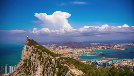 Zeitraffer-Panoramablick-Auf-Den-Felsen-Von-Gibraltar,-Sonniger-Tag-An-Der-Küste-Im-Süden-Spaniens