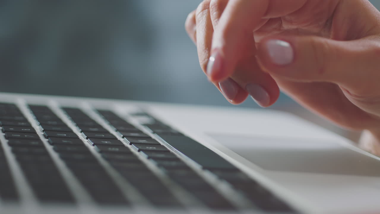 mujer que trabaja a distancia