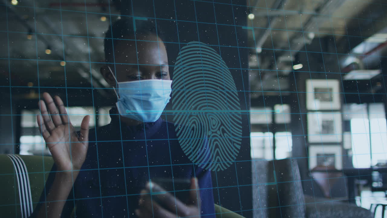 animação de processamento de dados financeiros sobre empresária com máscara facial usando smartphone no escritório