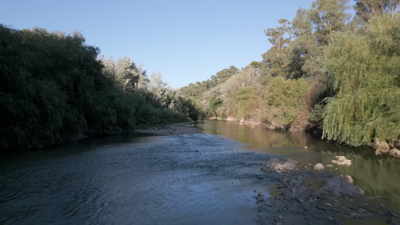 las imágenes aéreas muestran el río guadalquivir en marmolejo, ubicado en la provincia de jaén, españa, acentuando el atractivo de su entorno natural y sus exuberantes paisajes.