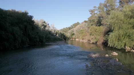 Imágenes-Aéreas-Muestran-El-Río-Guadalquivir-En-Marmolejo,-Ubicado-En-La-Provincia-De-Jaén,-España,-Acentuando-El-Encanto-De-Su-Entorno-Natural-Y-Sus-Exuberantes-Paisajes.