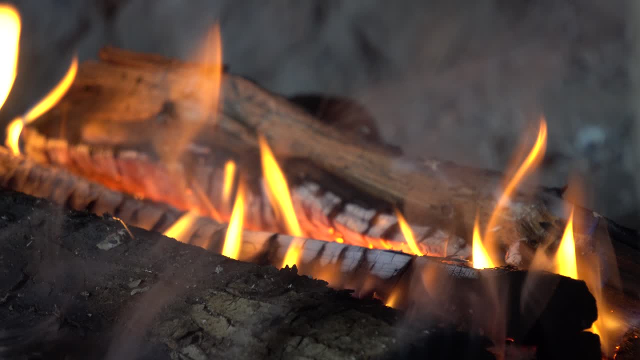 아름다운 클로즈업 모닥불은 좋은 커피를 마실 수 있는 따뜻한 장소를 만듭니다.
