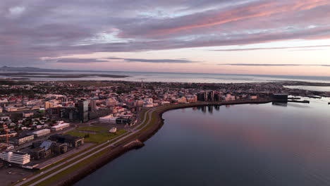 Ruhige-Stadt-Reykjavik,-Hauptstadt-Islands,-Luftsonnenuntergang