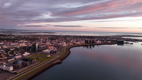 Tranquila-Ciudad-De-Reykjavik-Capital-De-Islandia-Puesta-De-Sol-Aérea