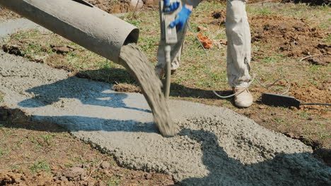 工人用振動器建造混凝土,並用硬工概念壓縮混凝土