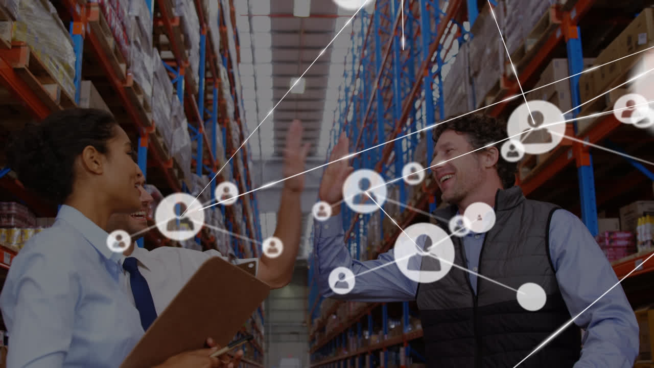 Animazione di una rete di connessioni con icone sovrapposte a diversi lavoratori in magazzino.