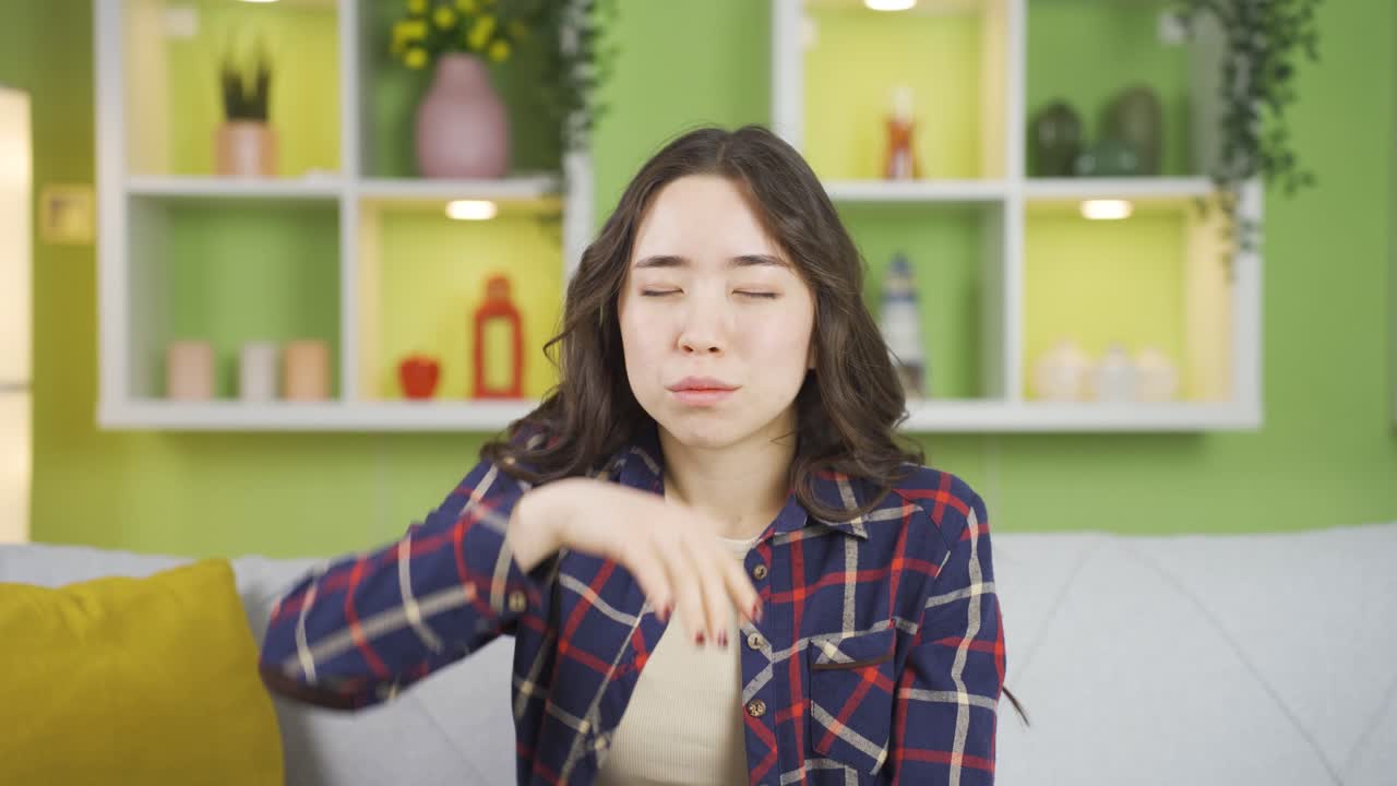 여름 뜨거움으로 질식하는 젊은 아시아 여성이 줄어들고 있습니다.