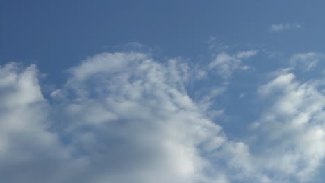 nubes de cúmulo hinchadas girando al atardecer. lapso de tiempo, relajación belleza dramática del clima atmósfera relajación fondo nubes de cumulo rodantes