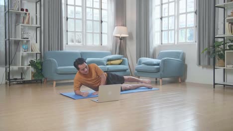 hombre haciendo un entrenamiento en casa