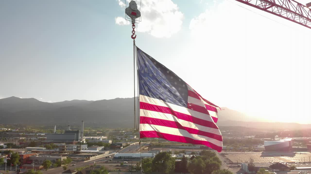 Enorme bandiera americana sventola sotto una gru edile a Colorado Springs