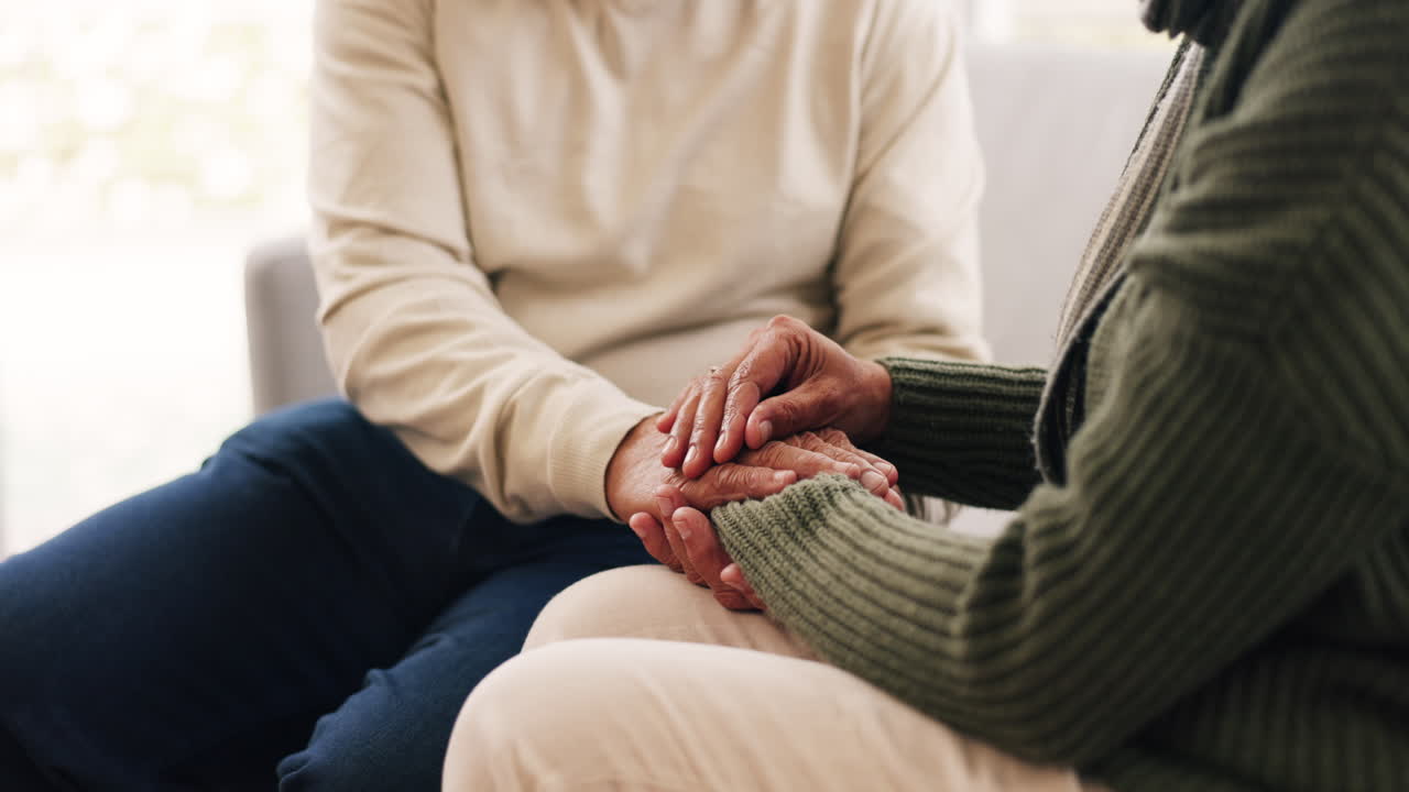 primer plano, manos y pareja mayor con amor