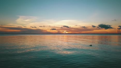 1 millón de reenvíos se levantan lentamente disparados por drones al atardecer desde una playa de ensueño hasta el sol
