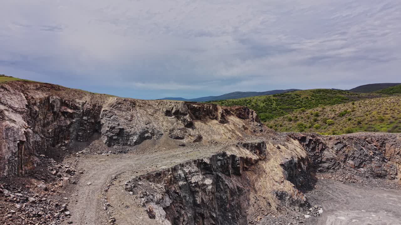 Vista di una cava rocciosa su un pendio sotto un cielo nuvoloso