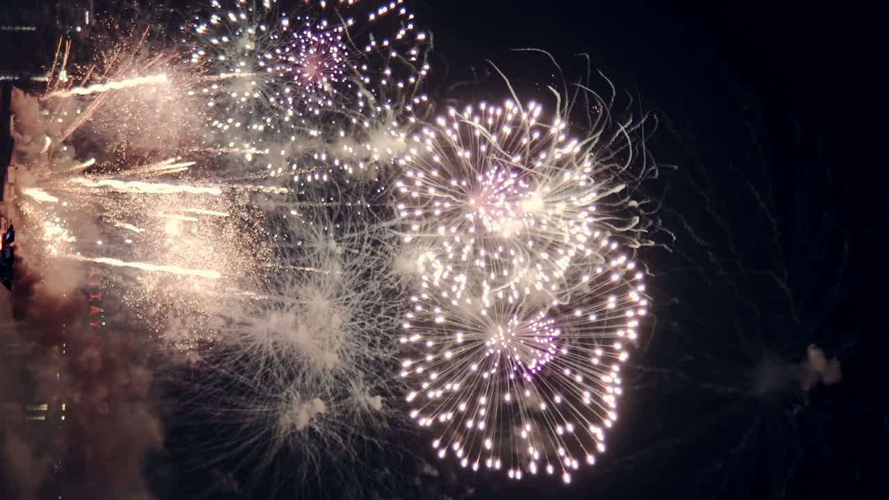 exhibición de fuegos artificiales para la celebración de la víspera de año nuevo con un gran espectáculo de fuegos artificiales multicolor abstracto con luces bokeh en el cielo nocturno