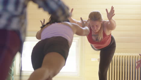 Yoga-Klasse-Krieger-Pose-3-Auf-Einem-Bein-Balancieren-Und-Horizontal-Ausstrecken