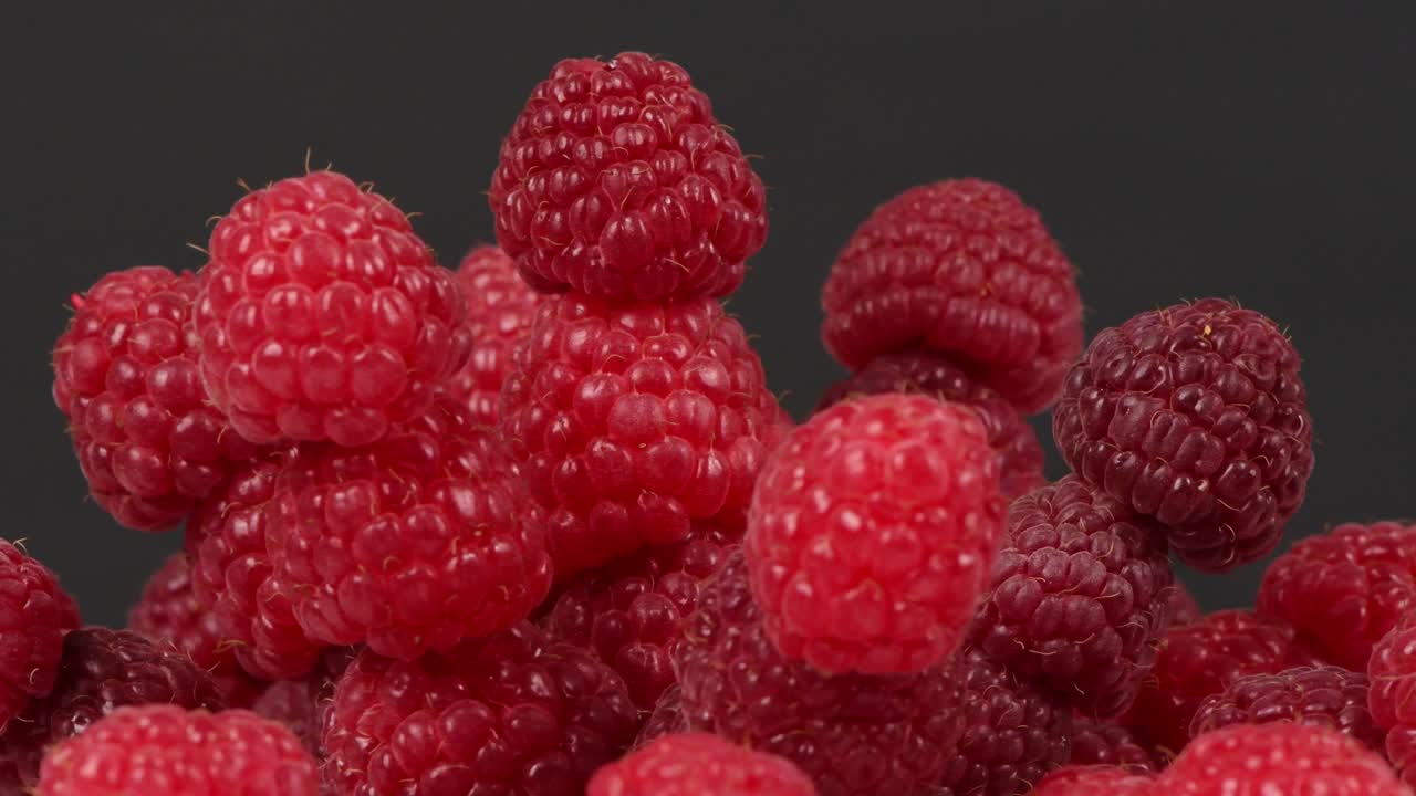 라즈베리 오브 블랙: 익스트림 클로즈업, 사이드 뷰, 루프 모션, 로테이션 360.