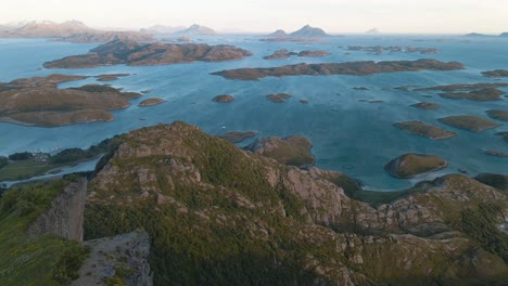 Ein-Wunderbares-Panorama,-Das-Sich-Vom-Höchsten-Gipfel-Der-Insel-Rødøya,-Rødøyløva,-Eröffnet