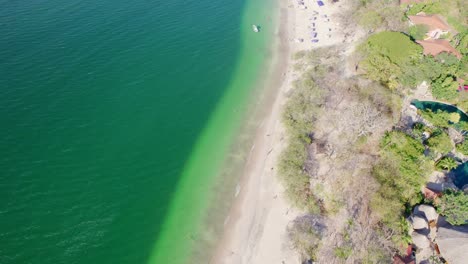 Luftdrohnenflug-über-Weißen-Sand-Und-Türkisfarbenes-Wasser-Von-Conchal-Beach,-Costa-Rica,-4k