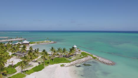 vista aérea sobre las playas paradisíacas de punta cana, república dominicana - reversa, disparo de drones
