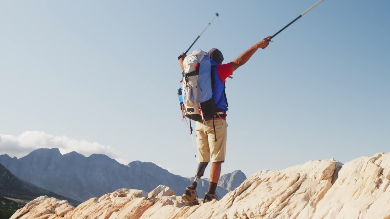 의족 을 들고 팔 을 들고 있는 스포츠적 인 혼합 인종 의 남자