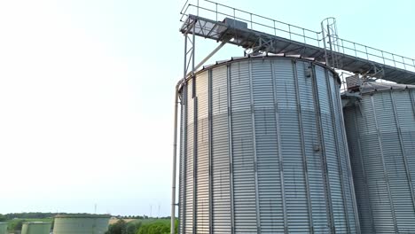 silos de grano en una granja - toma aérea de un avión no tripulado