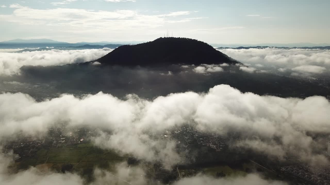 부키트 메르타임 마을의 하 ⁇  구름과 안개 풍경.